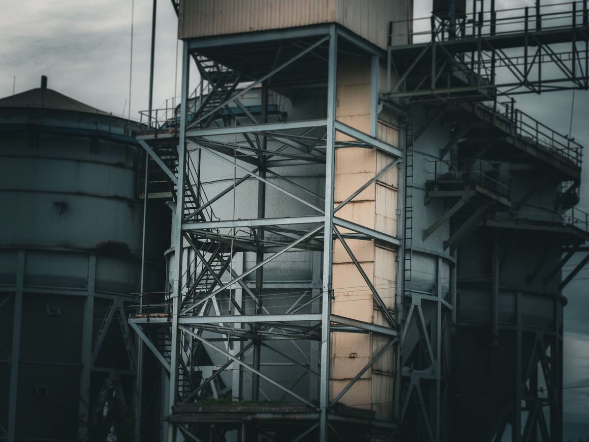 Stahlkonstruktion mit Treppen, Podesten und Geländern an einem Industriebauwerk