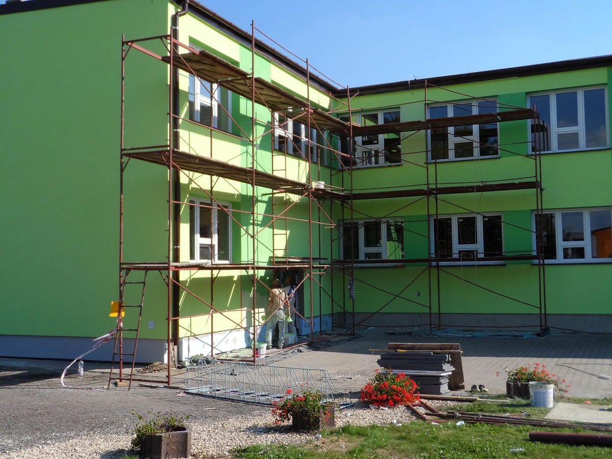 Fassadengerüst über zwei Geschosse an einem Schulgebäude